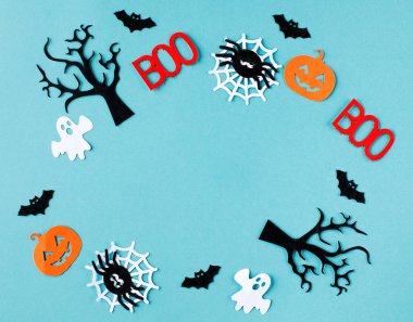 Cadılar Bayramı geçmişi. Turkuazın üzerindeki ödül çerçevesi ve komik şenlik sembolleri