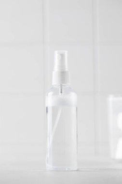 Beyaz arka planda temiz bir plastik şişedeki tonik ya da yüz losyonu. Günlük cilt bakımı. Boşluğu kopyala.