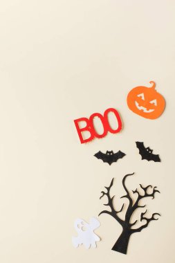 Lanetli ağaçlarla dolu ürkütücü bir set ve Cadılar Bayramı için kanlı mektuplar. Boşluğu kopyala.