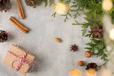  Noel arkaplanı hediye kutusu, köknar dalları, tarçın çubukları ve metin için yer.