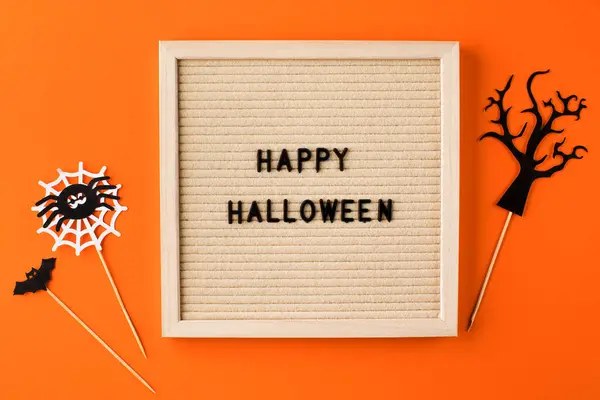 해피 할로윈 (Happy Halloween) 이라는 단어와 오렌지 색깔의 화려 한 장식 이 있는 인사 카드 — 스톡 사진