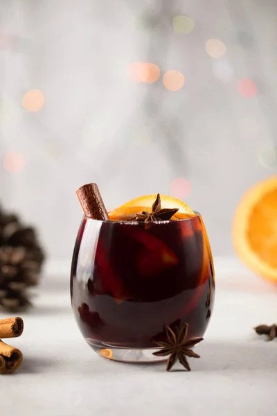 Vinho quente vermelho caseiro na mesa com ingredientes — Fotografia de Stock