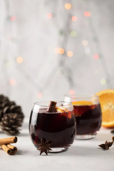 Copo de delicioso vinho tinto quente com especiarias em branco — Fotografia de Stock