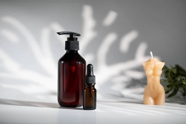 Dispenser dan dropper botol organik kosmetik dan lilin produk di atas meja — Stok Foto