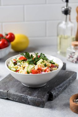 Doğu bulgur ve sebze tabağı salatası bir tabakta. Vejetaryen yemeği..