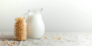 Süt kabında sebze sütü ve kavanozda bezelye sütü. Glütensiz, laktozsuz ürün. Boşluğu kopyala.