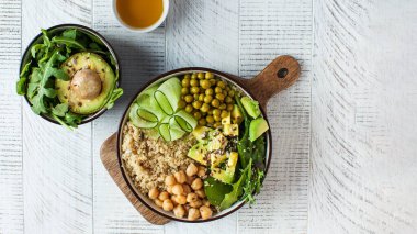 Buddha kâsesinden sağlıklı sebze tabağı, kinoa, avokado ve nohut. Boşluğu kopyala.
