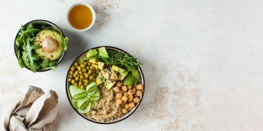 Buddha kâsesinden sağlıklı sebze tabağı, kinoa, avokado ve nohut. Boşluğu kopyala.