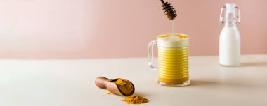  Latte zerdeçal bardağa bir damla bal damlatıyor. Ay sütü daha iyi uyumak için.. 