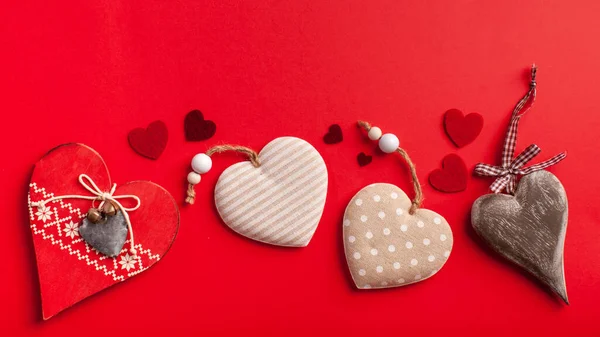 Grupo de corações no fundo vermelho colorido Dia dos Namorados banner de cartão postal festivo — Fotografia de Stock