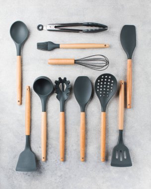  Gri arka planda mutfak gereçleri. Mutfak konsepti, yemek hazırlama.... 