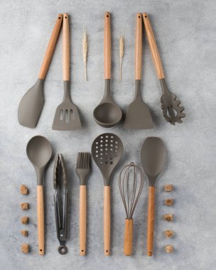  Gri arka planda mutfak gereçleri. Mutfak konsepti, yemek hazırlama.... 