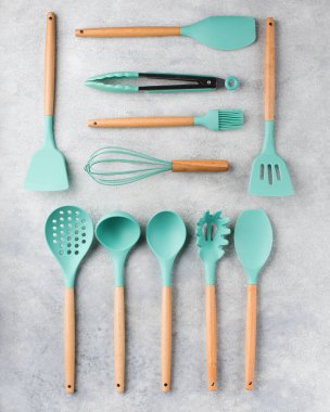  Gri arka planda mutfak gereçleri. Mutfak konsepti, yemek hazırlama.... 