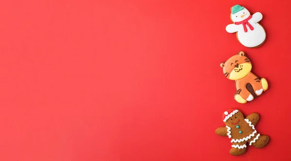 Zestaw tradycyjnych pierników świątecznych na jasnoczerwonym tle baner party. Przestrzeń kopiowania. — Zdjęcie stockowe