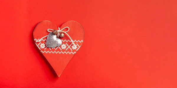 Coração vermelho no fundo vermelho colorido Dia dos Namorados banner cartão de saudação feriado — Fotografia de Stock
