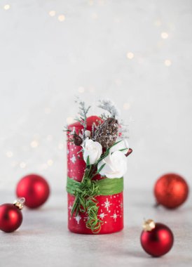  Noel 'in kırmızı mumu Noel toplarıyla çevrili, Bokeh' le arka planda ışık konileri. Boşluğu kopyala.