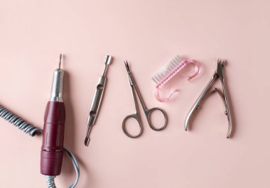 Manikür, pedikür ve tırnak törpüsü için metal aletler. Çivi servisi ustaları için özel ekipman.