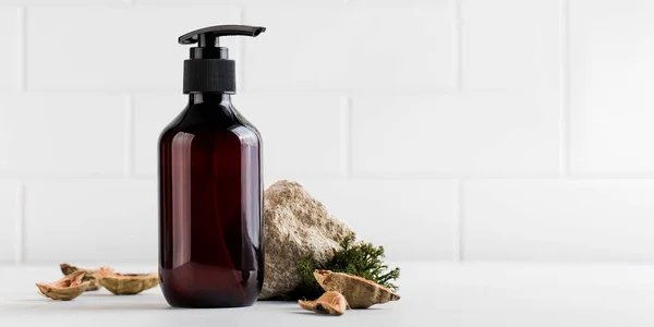 Mockup produk kosmetik organik dalam sebuah dispenser coklat dikelilingi oleh bahan alami. Produk ramah. — Stok Foto