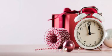 Çalar saat süslemeleri ve hediye kutusuyla birlikte afiş. Boşluğu kopyala.