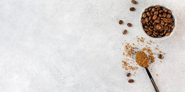 Banner tostado granos de café y cuchara con gránulos de bebida instantánea. Copiar espacio — Foto de Stock