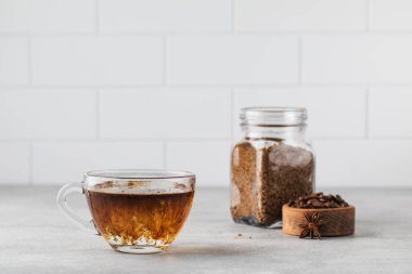 Dondurulmuş kahve gri taş masadaki sıcak suyun içinde çözülür.