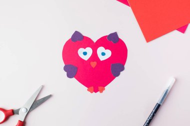  DIY ve çocukların yaratıcılığı. Kalpli bir baykuş kartının nasıl yapılacağını adım adım anlat. 7. Adım