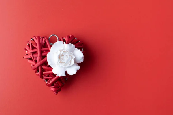 Corazón rojo sobre fondo rojo colorido Banner de tarjeta de felicitación de San Valentín —  Fotos de Stock