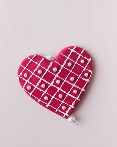 Corazón rojo sobre fondo rosa colorido Tarjeta de felicitación del día de San Valentín —  Fotos de Stock