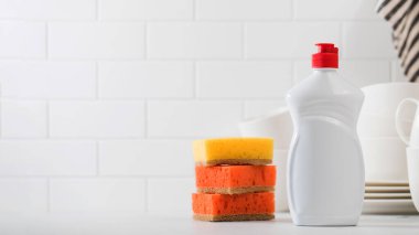 Beyaz fayanslı arka planda bulaşık yıkamak için jöleli beyaz plastik şişe. Boşluğu kopyala.