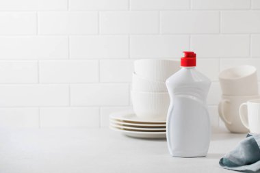 İçinde sıvı bulaşık deterjanı olan beyaz plastik bir şişe. Pankart. Boşluğu kopyala.