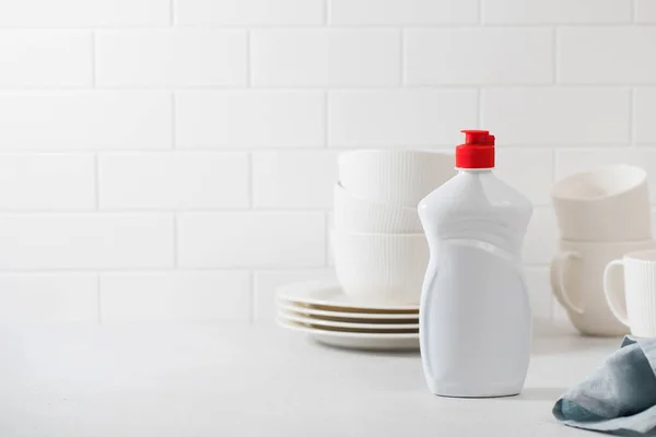 İçinde sıvı bulaşık deterjanı olan beyaz plastik bir şişe. Pankart. Boşluğu kopyala.
