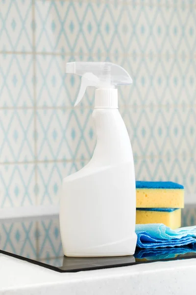 Mockup of a white spray bottle with a stovetop cleaner. General cleaning of the kitchen. — Stock Photo, Image