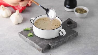  Kaşık, ev yapımı et suyunu baharatlarla karıştırır..