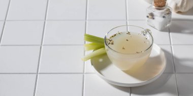 Sağlıklı altın kemik çorbası, beyaz bir arka planda fincan tabağında baharatlar. Keto diyeti kavramı. Boşluğu kopyala.