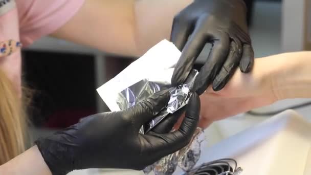 Processen att ta bort shellack från naglarna av en manikyrist. — Stockvideo