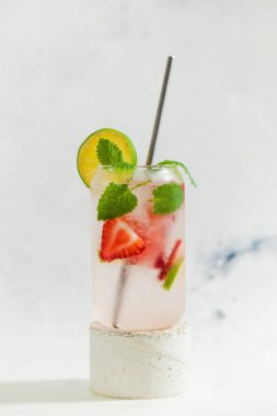Çilekli, limonlu ve naneli ferahlatıcı bir yaz içeceği. Buz gibi yaz limonatası.