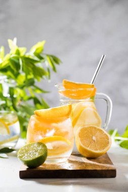 Limonata ve nane şekeriyle taze limonata ve tahta bir tahtanın üzerinde cam sürahi. Yaz içkileri. Boşluğu kopyala.