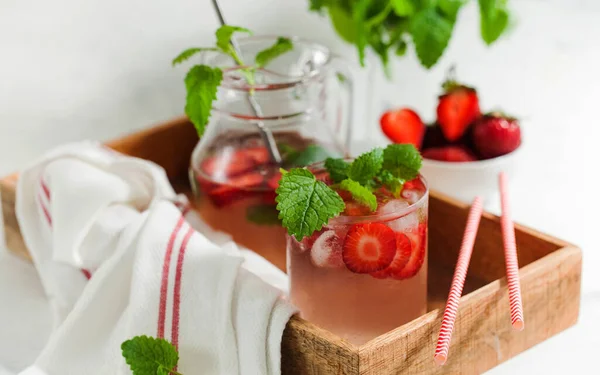 Homemade refreshing strawberry lemonade in pitcher and glass — Stock Photo, Image