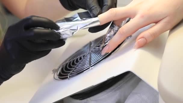 O processo de remoção de goma-laca de pregos por uma manicure. — Vídeo de Stock