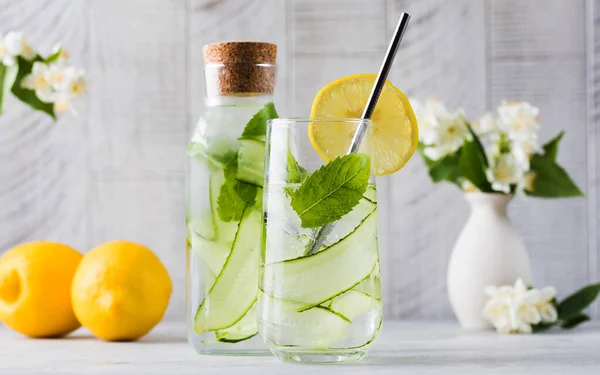 Salatalık, nane ve limon suyu ile detoks suyu. Salatalık suyu..