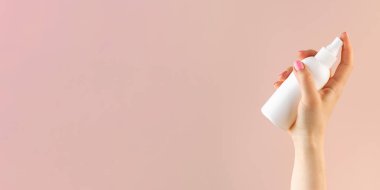 Sahte tonik ya da kadınların elinde beyaz bir şişede yüz losyonu. Boşluğu kopyala.