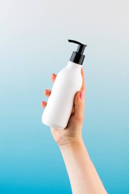 Bir kadının elinde kozmetik ürünü olan beyaz bir şeker kutusunun maketi..