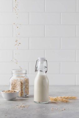 Arka planda bir şişe sebze sütü kavanozun içinde uçuşuyor..