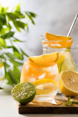Limonata ve nane şekeriyle taze limonata ve tahta bir tahtanın üzerinde cam sürahi. Yaz içkileri. Boşluğu kopyala.