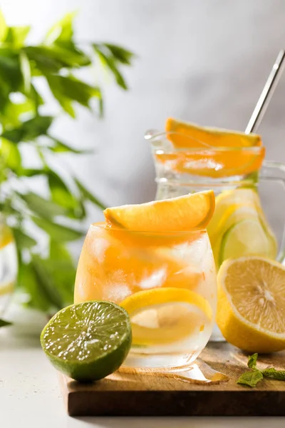 Limonata ve nane şekeriyle taze limonata ve tahta bir tahtanın üzerinde cam sürahi. Yaz içkileri. Boşluğu kopyala.