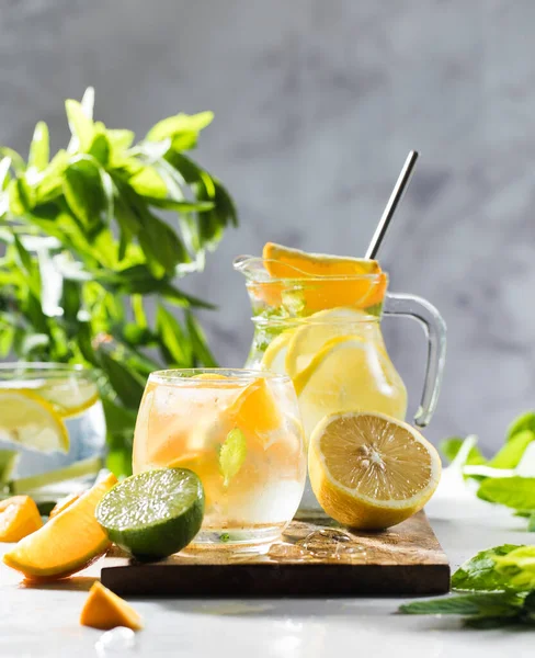 Limonata ve nane şekeriyle taze limonata ve tahta bir tahtanın üzerinde cam sürahi. Yaz içkileri. Boşluğu kopyala.