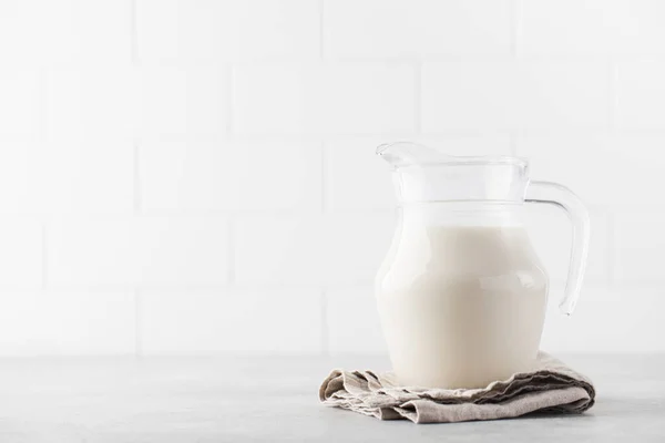 Banner džbánek s zeleninovým mlékem na lehkém pozadí. Koncept alternativního mléka pro zdravý životní styl. — Stock fotografie