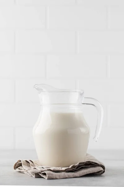 Džbánek s zeleninovým mlékem na světlém pozadí. Koncept alternativního mléka pro zdravý životní styl. — Stock fotografie