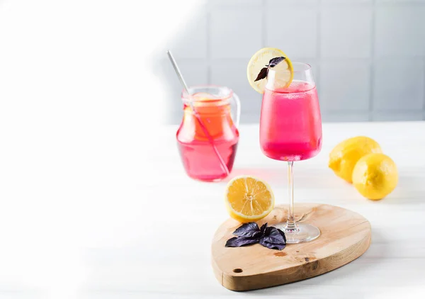 Osvěžující limonáda z červené bazalky a citronu ve sklenici a ve džbánu. Kopírovat prostor. — Stock fotografie