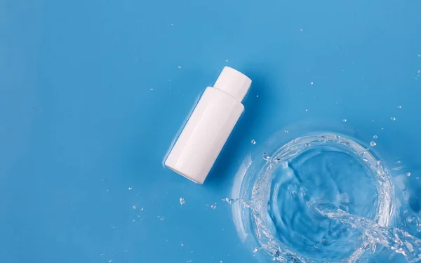 Botella Plástico Blanco Con Producto Para Cuidado Piel Verter Agua —  Fotos de Stock